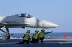 山东舰上，离“飞鲨”最近的那群人